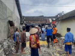 Cuaca Ekstrem, Rumah Ambruk Timpa Ibu Dan Anak Hingga Alami Luka - luka