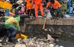 Ancaman Banjir Meluas di Kota Tangerang, Petugas Antisipasi dengan Kuras Sampah Irigasi Sipon