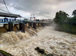 Debit Air Bendung Katulampa Naik ke Siaga III, Warga Hilir Ciliwung Diminta Waspada