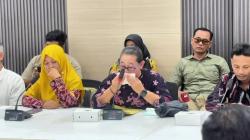 Tangis 39 Guru PPPK Tuban yang Diputus Kontrak Pecah Saat Audensi Dengan Komisi 1 DPRD Tuban