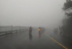 Kabut Tebal Selimuti Puncak Cipanas Cianjur, Wisatawan Terpesona Suasana Mistis