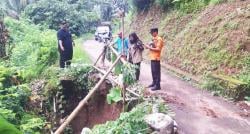 Longsor Ancam Akses Jalan Desa Margacina, Mobil Tak Bisa Melintas