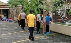 Peringati Isra Mikraj, Polsek Anyar Gelar Aksi Sosial Jum'at Bersih dan Salurkan Bahan Bangunan