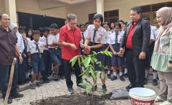 Satu Gedung Satu Pohon: Cara Sofyan Tan Cetak Generasi Emas yang Cinta Bumi