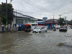 Banjir Rendam Kantor Pemda dan Sejumlah Ruas Jalan di Perkotaan Karawang