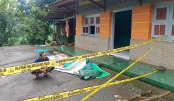 BREAKING NEWS Longsor Tebing Sungai Kupang di Talun Pekalongan, 6 Rumah Rusak dan 17 Warga Mengungsi
