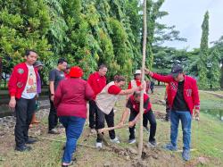 Aksi Merawat Pertiwi Diwarnai Dengan Penyebaran Benih Ikan di Waduk Unesa