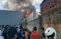 Api Mengamuk di Jantung Kota Cianjur, Toko Serba Ada Dilalap Si Jago Merah