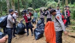 Polres Pangkep Bersama Warga Bersihkan Sisa Operasi SAR ATR 42-500 di Gunung Bulusaraung