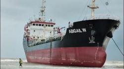 Cuaca Buruk Terjang Perairan Tuban, Kapal Tanker Terdampar di Bibir Pantai