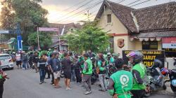 Pecah! Bentrokan Ojol vs Opang di Stasiun Cibatu, Satu Driver Jadi Korban Amukan