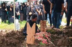 Momen Pilu di Pemakaman Lula Lahfah, Reza Arap Tak Kuasa Lepas hingga Cium Nisan Berkali-kali