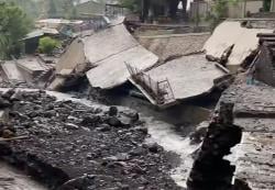 Petaka Banjir Bandang Lereng Gunung Slamet, Wisata Guci Porak-poranda 1 Orang Tewas
