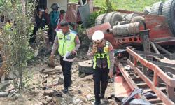 Truk Pupuk Rem Blong Tabrak Kendaraan dan Warung di Tanah Datar, 5 Orang Tewas
