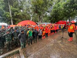 Pencarian 80 Korban Longsor Bandung Barat: Tim SAR Jateng Turun Tangan, 9 Alat Berat Dikerahkan