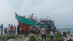 Dihantam Gelombang 4 Meter, KM Abadi Jaya Patah Dua di Pesisir Kodi Balaghar