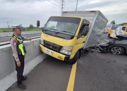 Mobil Tabrak Truk Boks di Tol Sidoarjo–Gempol, 1 Orang Dilarikan ke Rumah Sakit