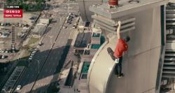 Aksi Gila Alex Honnold, Cetak Sejarah Panjat Gedung Setinggi 508 Meter Tanpa Pengaman