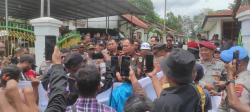 102 Personel Polres TTS Kawal Ketat Demo di Kejari, Massa Desak Kejelasan Kasus Dugaan Korupsi