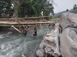 Akses Terputus Akibat Banjir, TNI-Polri dan Warga Bangun Jembatan Darurat  Agar Tak Terisolasi