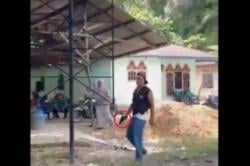Rekaman Video Detik-detik Mengerikan Aksi Koboi Kades di Paluta Todongkan Pistol ke Warganya