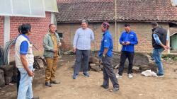 Kolaborasi Sosial, Anggota Dewan Berikan Bantuan Kepada Warga Kurang Mampu