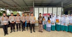 Polisi Salurkan Bantuan 200 Al-Qur’an kepada Dayah Terdampak Banjir Bandang dan Longsor Pidie Jaya