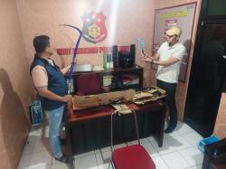 Polsek Jati Amankan Paket Senjata Tajam Pesanan Pelajar di Kudus