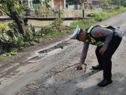 Polsek Taman Tandai Jalan Berlubang di Perbatasan Tawangsari–Krembangan Sidoarjo, Cegah Kecelakaan