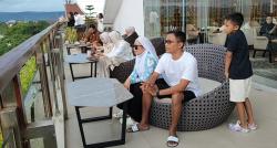 Pangandaran Punya Spot Nongkrong Baru, Papi Cafe & Resto  Makan Sambil Mandang Laut dari Atas