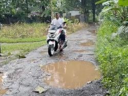 Hitungan Menit dari Kantor Bupati, Jalan Rusak Ini Tak Kunjung Diperbaiki Sejak 2017