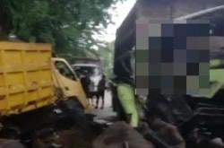 Truk Tronton Adu Banteng dengan Truk Pasir di Lebak, Sopir Tewas di Tempat