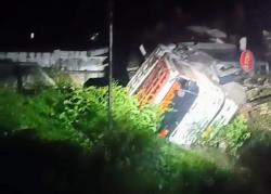 KA Tabrak Truk Tronton di Perlintasan Kutowinangun, Pos Penjaga Hancur, Sopir Tewas