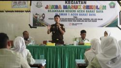 Kejari Abdya Masuk Sekolah, Kasubsi I Intelijen: Menabung Pangkal Kaya, Judi Pangkal Rugi