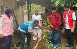 Cegah Bencana dan Jaga Ekosistem, PLN Ponorogo Bagi Serta Tanam Puluhan Pohon Duren