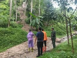 Seharian Diterpa Hujan, Jalan Desa Cipanas Cirebon Tertimpa Longsor, Aktivitas Warga Terganggu.
