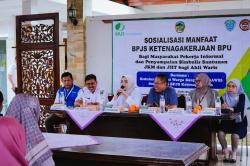 Wabup Banyumas Serahkan Santunan Jaminan Sosial kepada Pekerja Informal