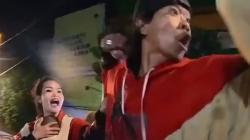 Ngeri! Pemotor Merokok Sambil Gendong Bayi Ngamuk dan Pukul Warga Saat Ditegur, Aksinya Viral