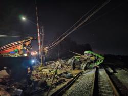 Kecelakaan Maut KA Vs Truk, 1 Tewas, 21 Perjalanan KA Terganggu