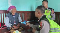 Dokkes Polres Purbalingga Door to Door Datangi Korban Banjir, Antar Obat dan Vitamin