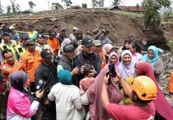 Bahagianya Pengungsi Bencana Purbalingga Dikunjungi Mantan Gubernur Ganjar Pranowo