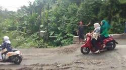 Hujan Deras Picu Pergerakan Tanah, Jalan Sampay–Cieles di Lebak Amblas 5 Meter