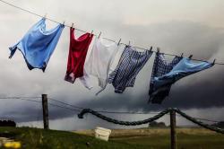 Musim Hujan Bikin Pakaian Apek? Ini Tips Mengatasinya