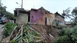 Dua Rumah Warga Amblas Terbawa Longsor di Cikeusal Kabupaten Serang