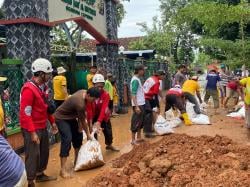 PMI Kendal Bersihkan Fasilitas Umum Pascabanjir, Cegah Wabah Penyakit