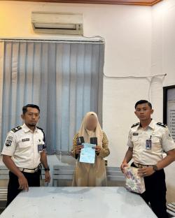 Petugas Lapas Porong Sidoarjo Gagalkan Penyelundupan Dua Handphone oleh Pengunjung