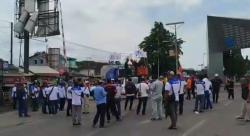Demo Buruh Tutup Jalan Cilegon–Anyer, Akses ke Krakatau International Port Lumpuh Total