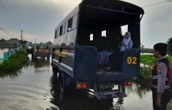 Banjir Tak Surut, Truk Dalmas Antar Pelajar ke Sekolah di Lamongan