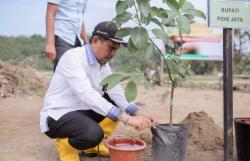 Bupati Pidie Jaya Tanam 300 Pohon di Gampong Seunong untuk Pemulihan Lingkungan Pascabencana