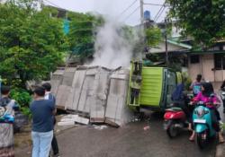 Truk Hebel Terguling di Tanjakan Gang Nangka Tapos Depok, Lalin Macet Parah